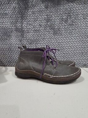 Women's Gray Suede Chukka Boots with Purple Laces